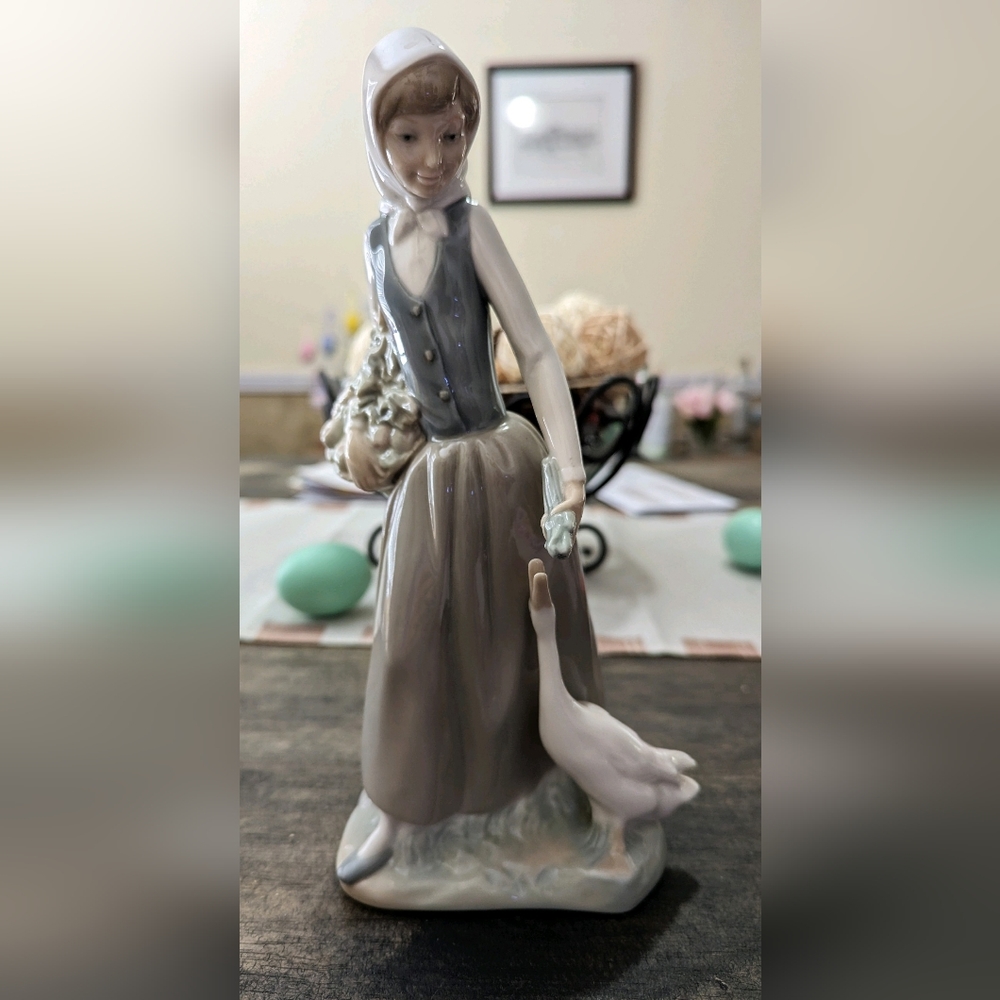 VINTAGE LLADRO GIRL FEEDING GOOSE. EXPIRED 1970